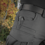 Nærbillede af M-Tac Taktiske Bukser Patriot Gen. II Flex med lommer og kniv, ideel til udendørs og taktisk brug.