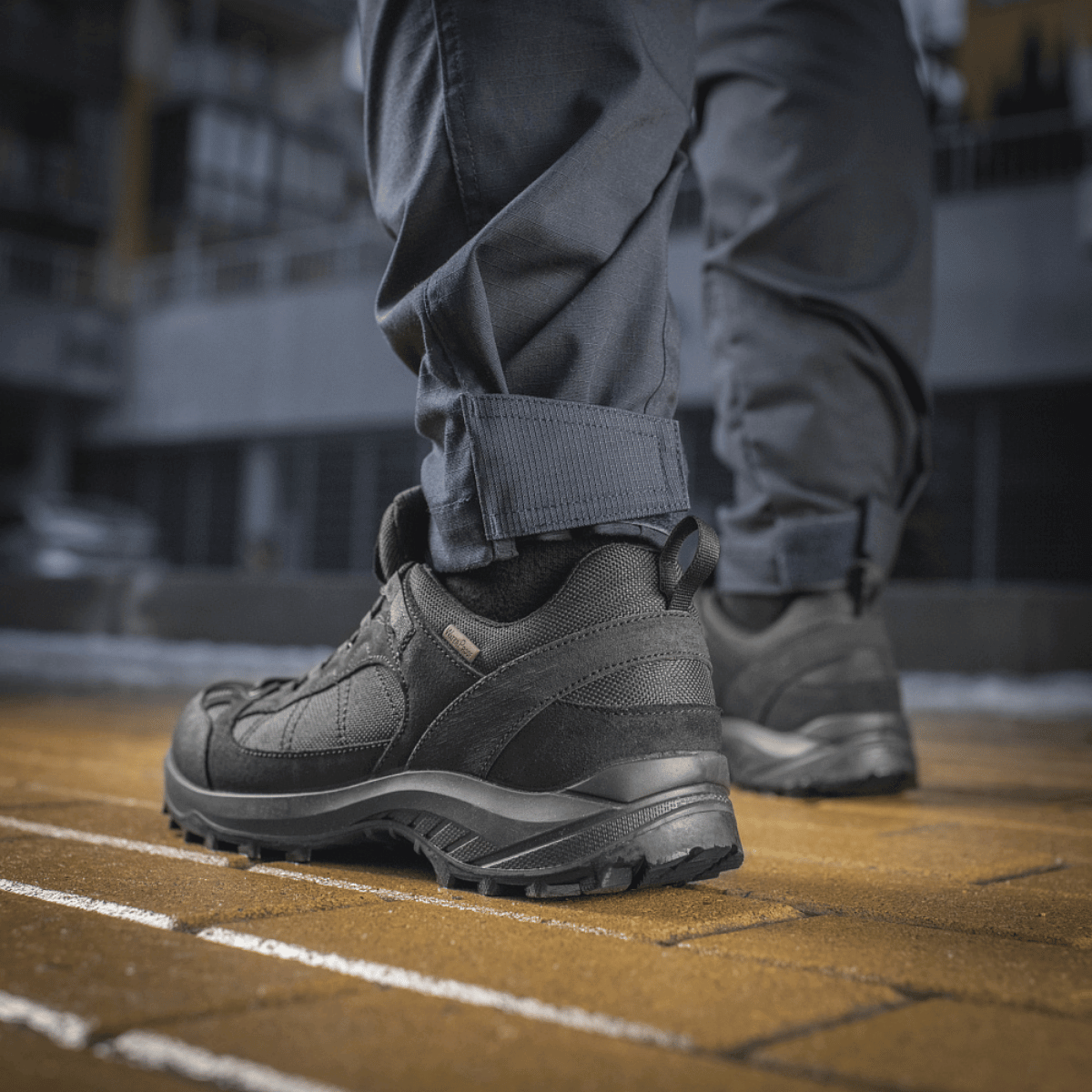 M-Tac Taktiske Bukser Patriot Gen. II Flex i brug til udendørsaktiviteter, der viser fleksibilitet og alsidighed i taktisk anvendelse.