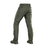 Mænd i M-Tac Taktiske Bukser Patriot Gen. II Flex, set bagfra, viser rip-stop stof og forstærkede sidelommer, perfekt til hverdagsbrug.