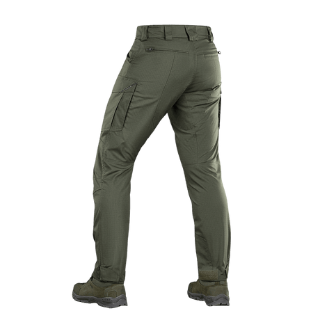 Mænd i M-Tac Taktiske Bukser Patriot Gen. II Flex, set bagfra, viser rip-stop stof og forstærkede sidelommer, perfekt til hverdagsbrug.