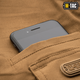 M-Tac Taktiske Bukser Aggressor Gen. II Flex med smartphone i lommen, lavet af let rip-stop stof med Teflon-belægning.