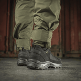 M-Tac Taktiske Bukser Aggressor Gen. II Flex i brug, set bagfra, ideelle til træning og udendørsaktiviteter.