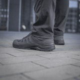 M-Tac Bukser Sahara Flex Light i brug, fremhæver komfort og holdbarhed på en solrig dag. Perfekt til taktisk og stilfuldt udendørs anvendelse.