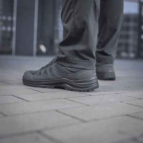 M-Tac Bukser Sahara Flex Light i brug, fremhæver komfort og holdbarhed på en solrig dag. Perfekt til taktisk og stilfuldt udendørs anvendelse.