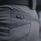 Nærbillede af lynlåslukning på M-Tac Bukser Sahara Flex Light med robust stof og stilfuldt design til sommerbrug.