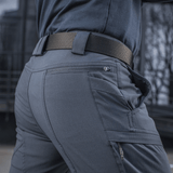 Mand iført M-Tac Bukser Sahara Flex Light, viser fleksibilitet og stil i udendørs miljø.