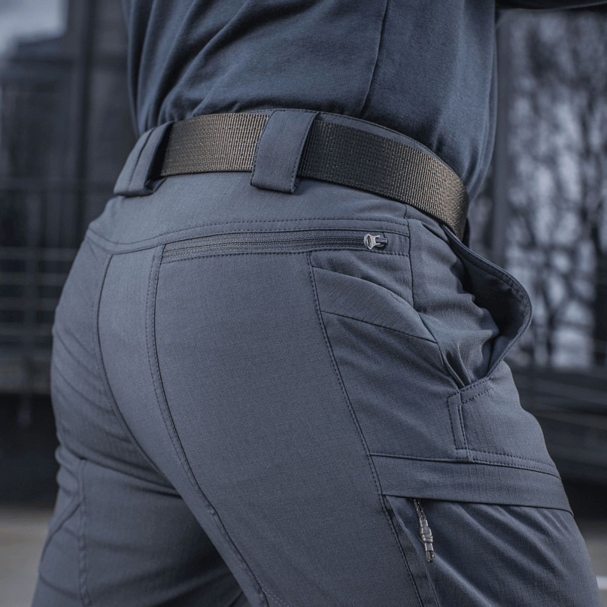 Mand iført M-Tac Bukser Sahara Flex Light, viser fleksibilitet og stil i udendørs miljø.