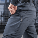 M-Tac Bukser Sahara Flex Light i grå med lynlåsdetaljer, fremhæver letvægtsdesign og fleksibilitet til sommerbrug.