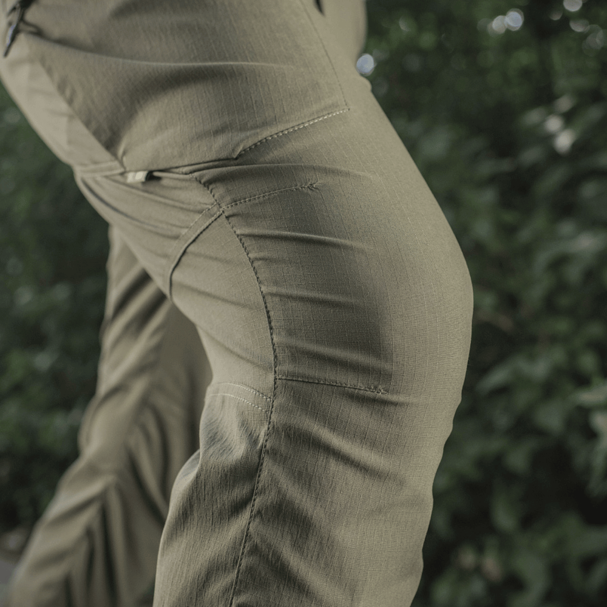 Nærbillede af M-Tac Bukser Sahara Flex Light med fleksibelt og slidstærkt stof udendørs.