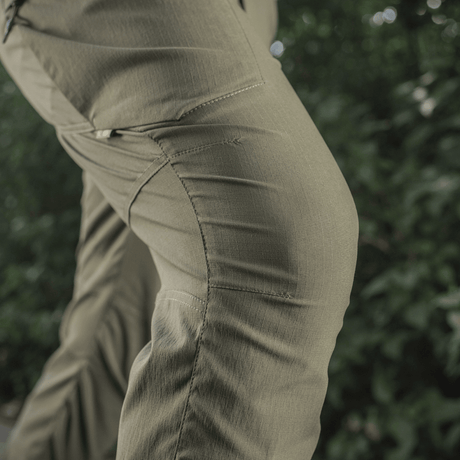 Nærbillede af M-Tac Bukser Sahara Flex Light med fleksibelt og slidstærkt stof udendørs.