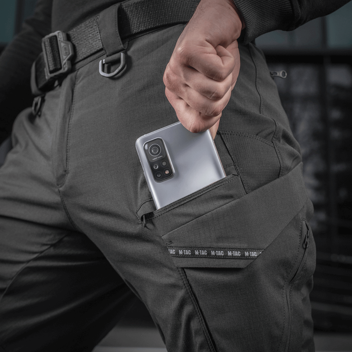 M-Tac Bukser Aggressor Summer Flex med telefonlomme i åndbart Rip-Stop nylonstof til varmt vejr, fokus på komfort og holdbarhed.