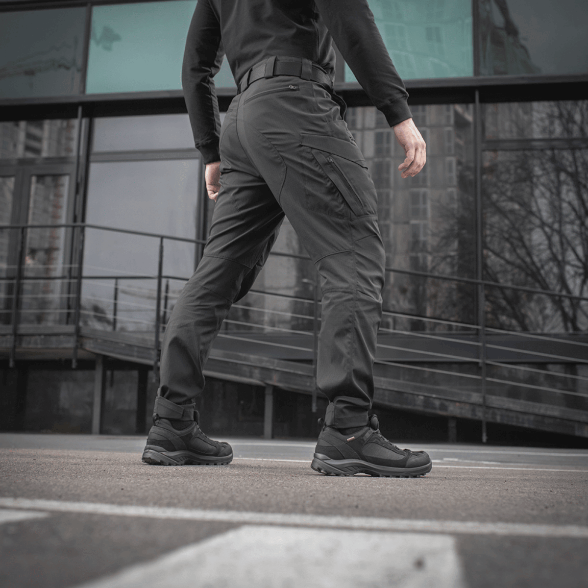 M-Tac Bukser Aggressor Summer Flex til taktisk brug udendørs i sommervejr, fremstillet af let Rip-Stop nylonstof for optimal komfort.