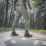 M-Tac Bukser Aggressor Summer Flex i skovmiljø, ideelle til varmt vejr og komfort for taktisk tøj fans, lavet af Rip-Stop nylonstof.