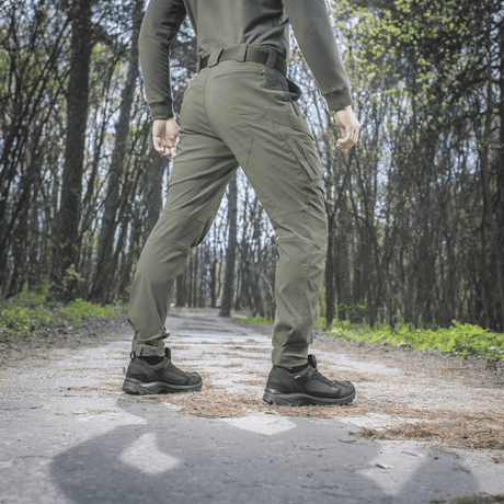 M-Tac Bukser Aggressor Summer Flex i skovmiljø, ideelle til varmt vejr og komfort for taktisk tøj fans, lavet af Rip-Stop nylonstof.