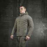 Mand iført M-Tac Jarl Jakke i khaki, lavet af Toray mechanical stretch nylon og G-Loft-fyld til maksimal varme og komfort.