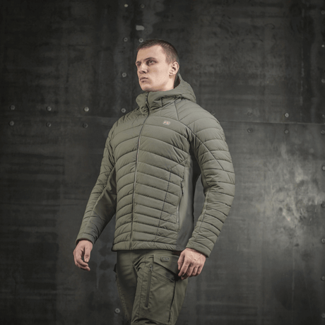Mand iført M-Tac Jarl Jakke i khaki, lavet af Toray mechanical stretch nylon og G-Loft-fyld til maksimal varme og komfort.