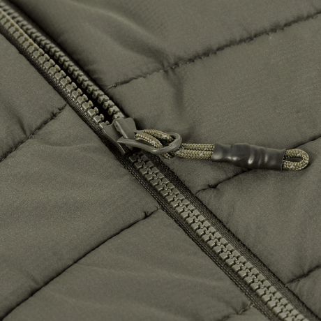 Detaljebillede af lynlås på M-Tac Jarl Jakke, designet med åndbart Toray nylon og avanceret G-Loft isolering.