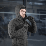 Mand iført M-Tac Jarl Jakke i sort, ideel til beskyttelse mod kulde og vind, lavet af Toray mechanical stretch nylon med G-Loft fyld.