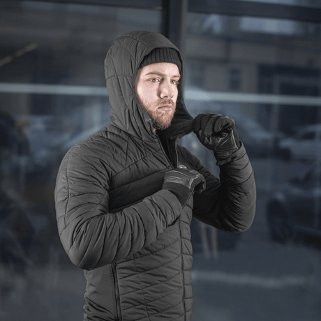 Mand iført M-Tac Jarl Jakke i sort, ideel til beskyttelse mod kulde og vind, lavet af Toray mechanical stretch nylon med G-Loft fyld.