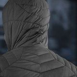 Bagsiden af M-Tac Jarl Jakke med detaljeret hættedesign i Toray nylonmateriale.