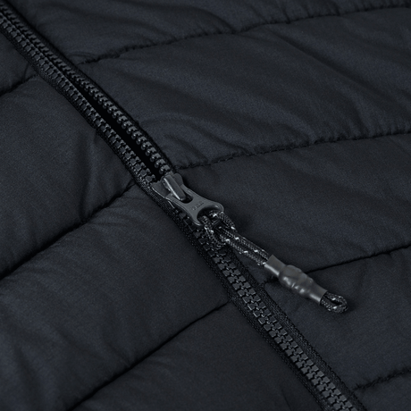 Nærbillede af lynlåsen på M-Tac Jarl Jakke, fremstillet af åndbart nylon med Supplex-indlæg, designet til mellemsæsonens vejr.