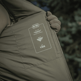 M-Tac Paladin Jakke med detaljeret indvendig etikette fra Toray og YKK lynlås, fremhæver jakkenes kvalitetsmaterialer.