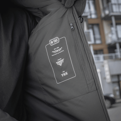 M-Tac Paladin Jakke med Toray-materiale og YKK-lynlås, designet til komfort i kolde temperaturer, viser inderlomme og forseglinger.