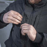 Person iført M-Tac Rubicon Jakke Gen. II – Slidstærk og varm bomberjakke med lynlåsdetalje