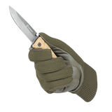 M-Tac Handsker Assault Tactical Mk.8 holder en lommekniv i hånden, designet til taktiske situationer og komfort under brug.