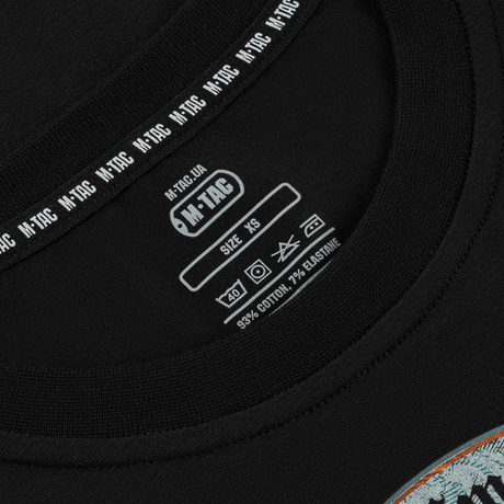 M-Tac T-Shirt Steel Knight vaskeanvisninger og producentmærke på sort t-shirt lavet af 93% bomuld og 7% elastan.