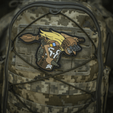 M‑Tac Patch Baba-Yaga Horizontal på camouflagerygsæk, med 3D-design af Baba Yaga med natkikkert og granater. PVC-materiale, 9x13,5 cm.