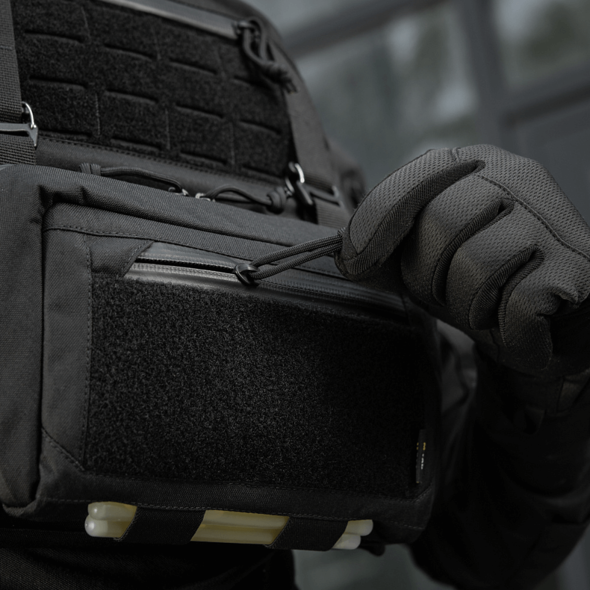 M-Tac Admin Pouch Large Elite Gen.II i robust Cordura 500D med AquaGuard lynlås og velcro-panel til patches, designet til effektiv opbevaring.