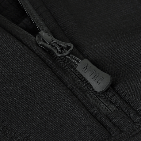 Nærbillede af lynlås på M-Tac Thermal Fleece Shirt Delta Level 2 Lady, fremstillet af varmebevarende polyester materiale.