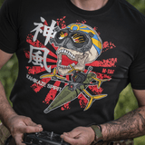 Mand iført M-Tac T-Shirt Kamikaze Spirit med stiliseret kranie og FPV-goggles på sort baggrund, japansk "Hinomaru" solflag baggrund.