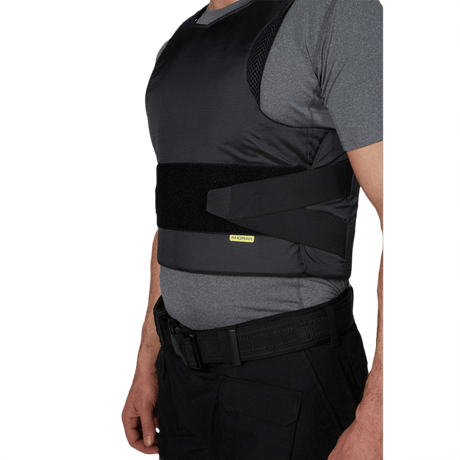 Mand iført Anorak Niobium® Concealable III Stik & Skudsikker Vest under gråt tøj, der viser vestens diskrete design.