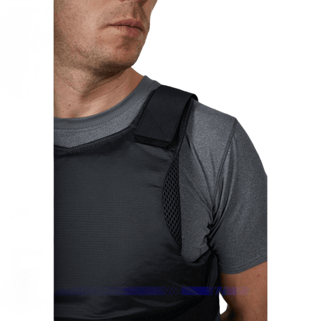 Mand iført Anorak Niobium® Concealable II Stik & Skudsikker Vest under en grå t-shirt, viser diskret beskyttelse.