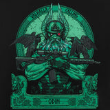 M-tac Flag Odin Night Vision 630x900 med moderne Odin i kampuniform og AR-15, flankeret af ravne, symboliserer styrke og visdom.