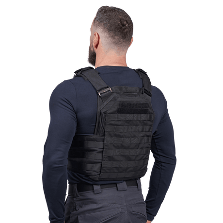 Mand iført Elite Armor Plate Carrier i sort, set bagfra i vinkel