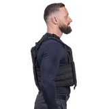 Mand iført Elite Armor Plate Carrier i sort, set i profil fra siden