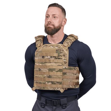 Mand iført Elite Armor Plate Carrier i camo, set forfra i vinkel