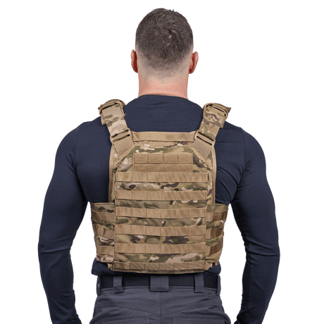 Mand iført Elite Armor Plate Carrier i camo, set bagfra