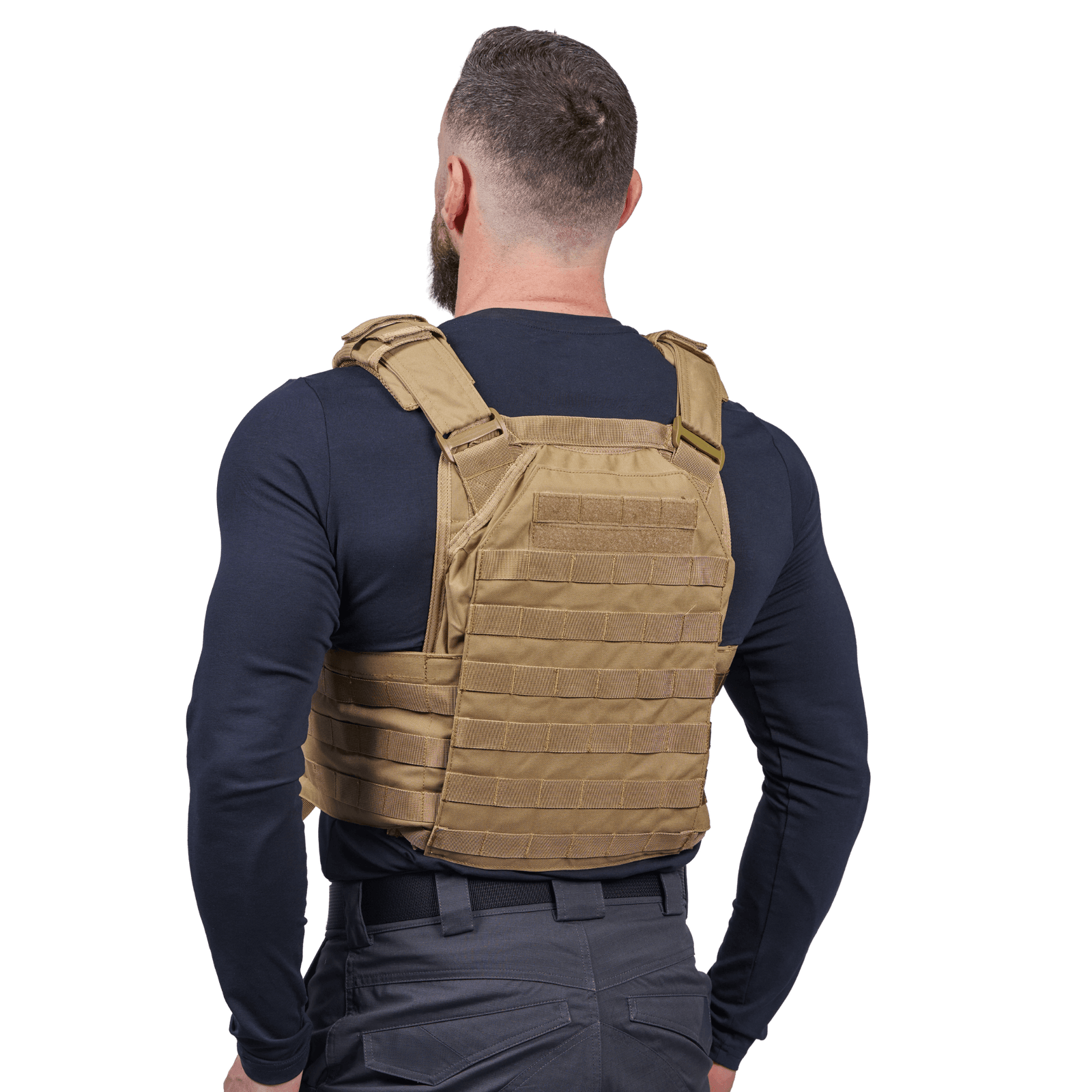 Mand iført Elite Armor Plate Carrier i khaki, set bagfra i vinkel