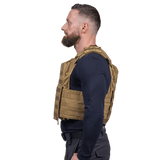 Mand iført Elite Armor Plate Carrier i khaki, set i profil fra siden
