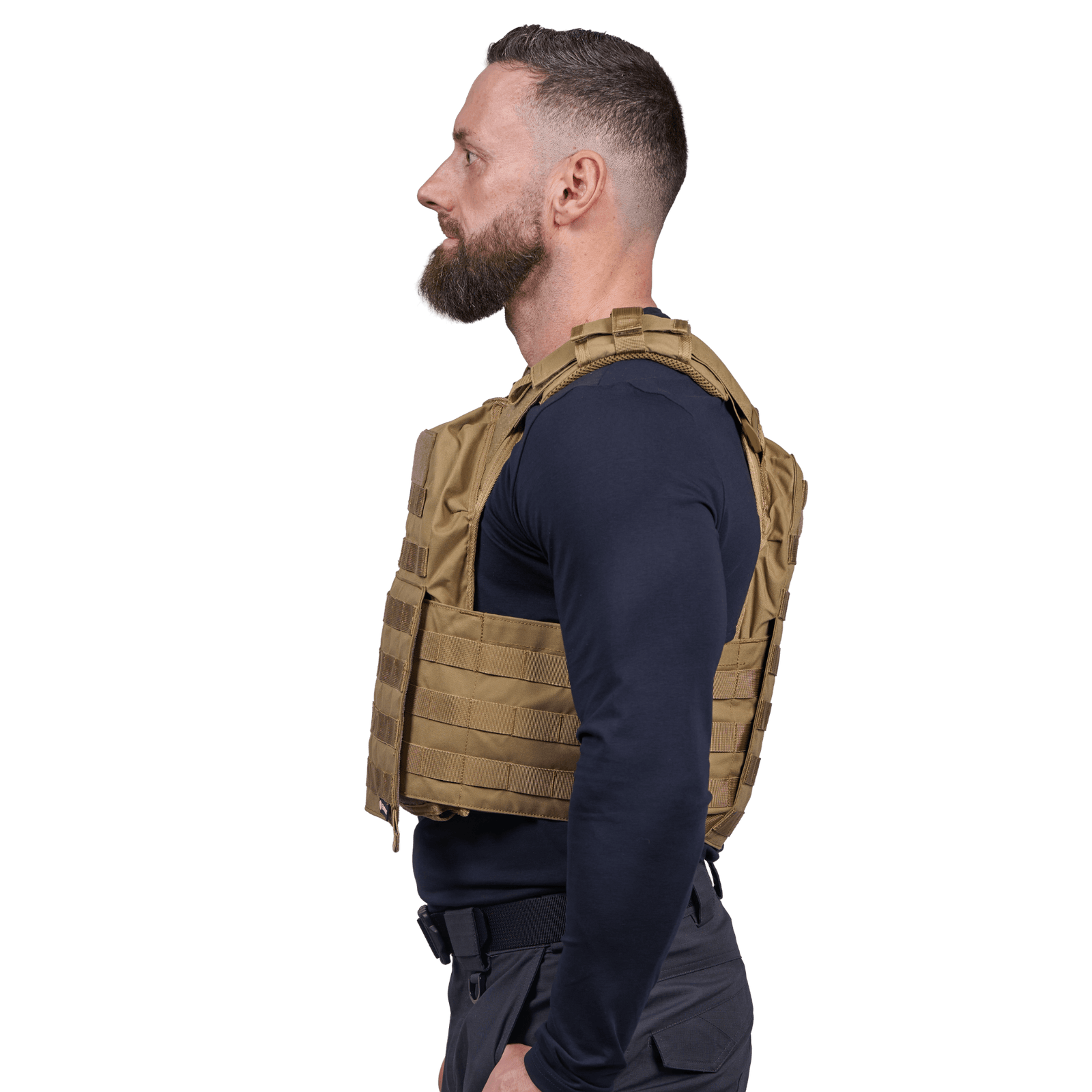Mand iført Elite Armor Plate Carrier i khaki, set i profil fra siden