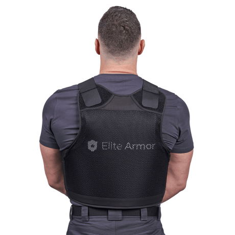 Mand iført RX2 stik og skudsikker vest set fra ryggen