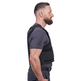 Mand iført RX2 stik- og skudsikker vest set i profil fra siden