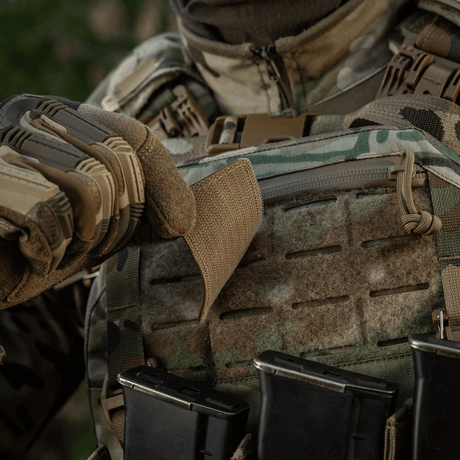 M-Tac patch Ukraine Flag med ZSU Trident PVC monteret på militærvest i skovkamouflage omgivelser