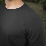 M-Tac Raglan T-Shirt 93/7 i sort, visende detaljer af raglanærmer og rund skulderform. Komfortabel og elastisk bomuld-elastan blanding.