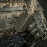 Soldat iført taktisk udstyr og handsker installerer M-Tac Patch M67 Granat 3D PVC med velcro-bagside på uniform i camouflage.