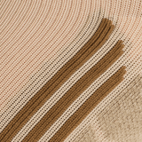 Lukket strikmønster i brune og beige nuancer fra uldtekstiler